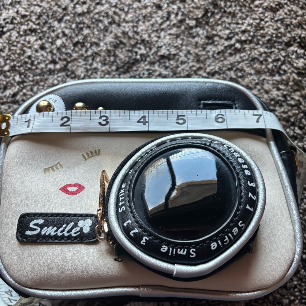 CAMERA SHAPED BAG includes 3 straps; two Crossbody and one to make it a satchel - Picture 10 of 11